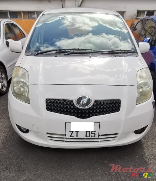 2005' Toyota Vitz photo #1