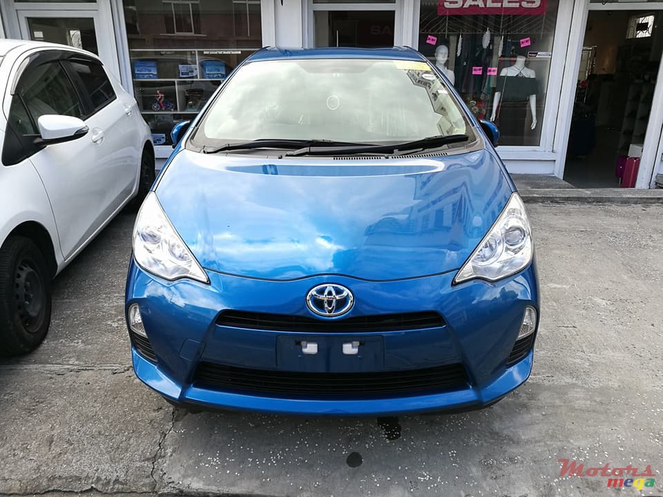 2014' Toyota Prius photo #2