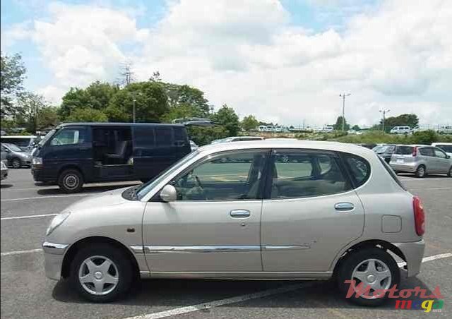 2003' Toyota Duet photo #2