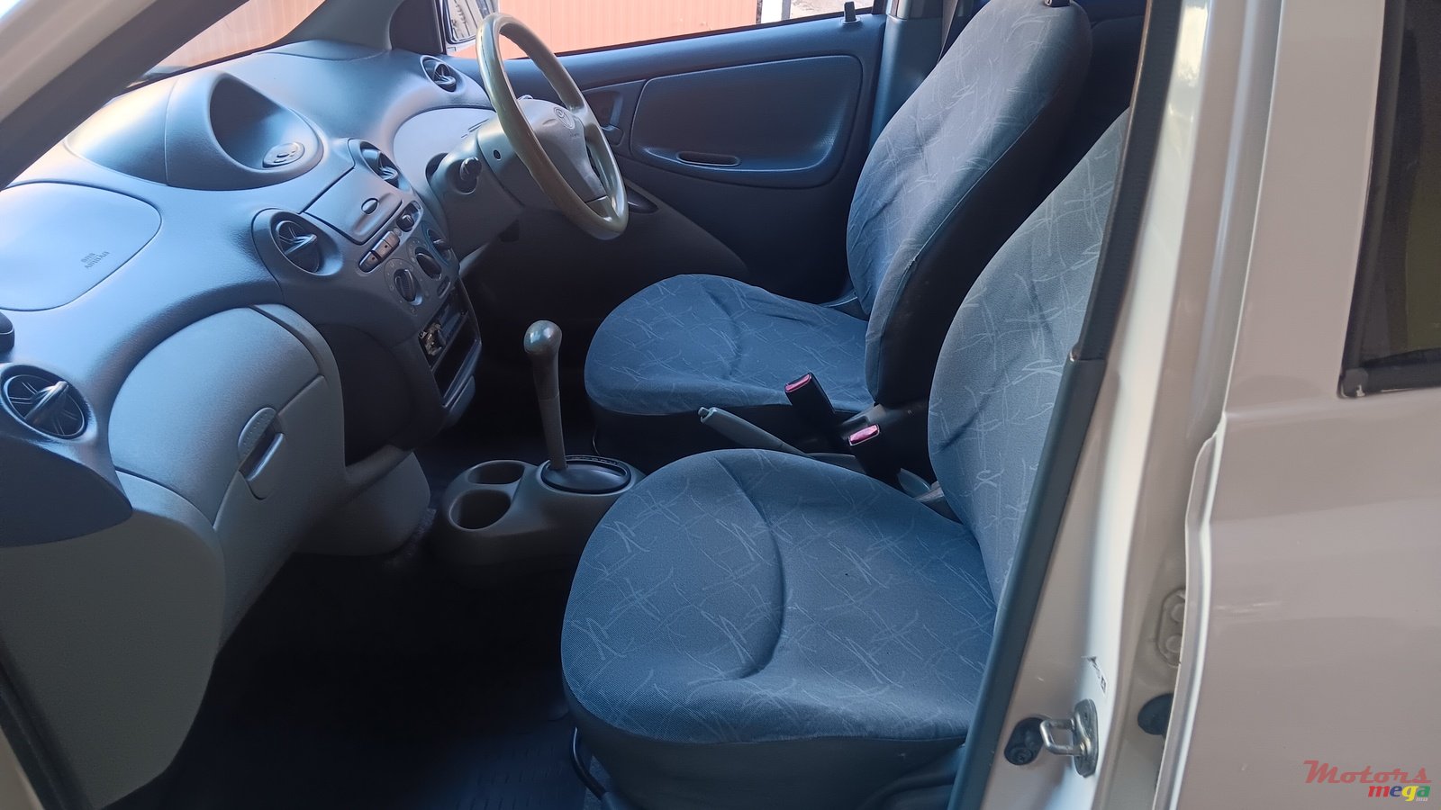 2001' Toyota Vitz photo #4