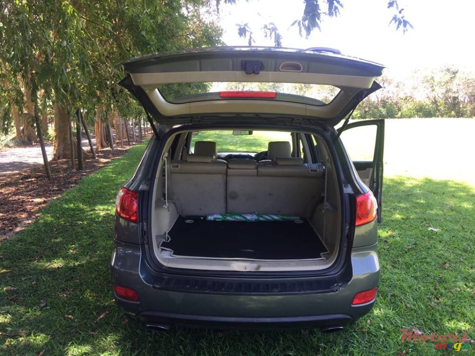 2009' Hyundai Santa Fe photo #4