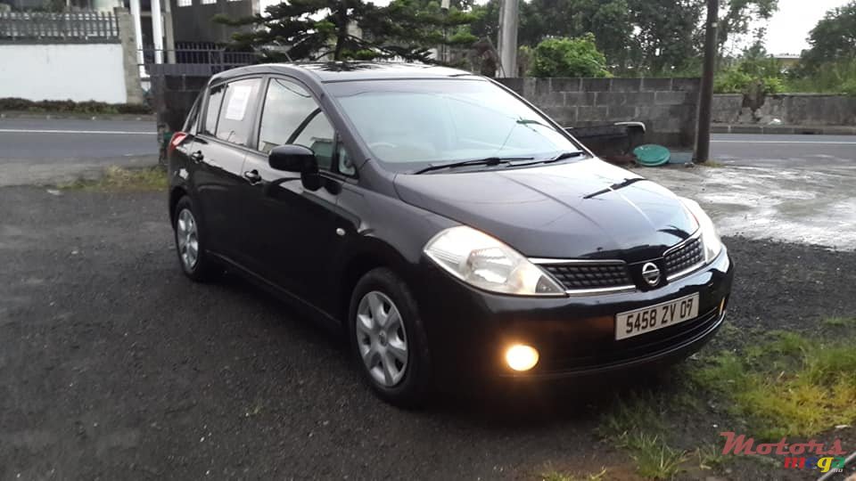 2007' Nissan Tiida Hatchback photo #1