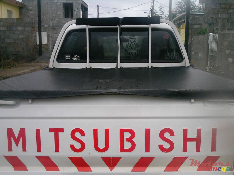 2000' Mitsubishi L200 cab photo #6