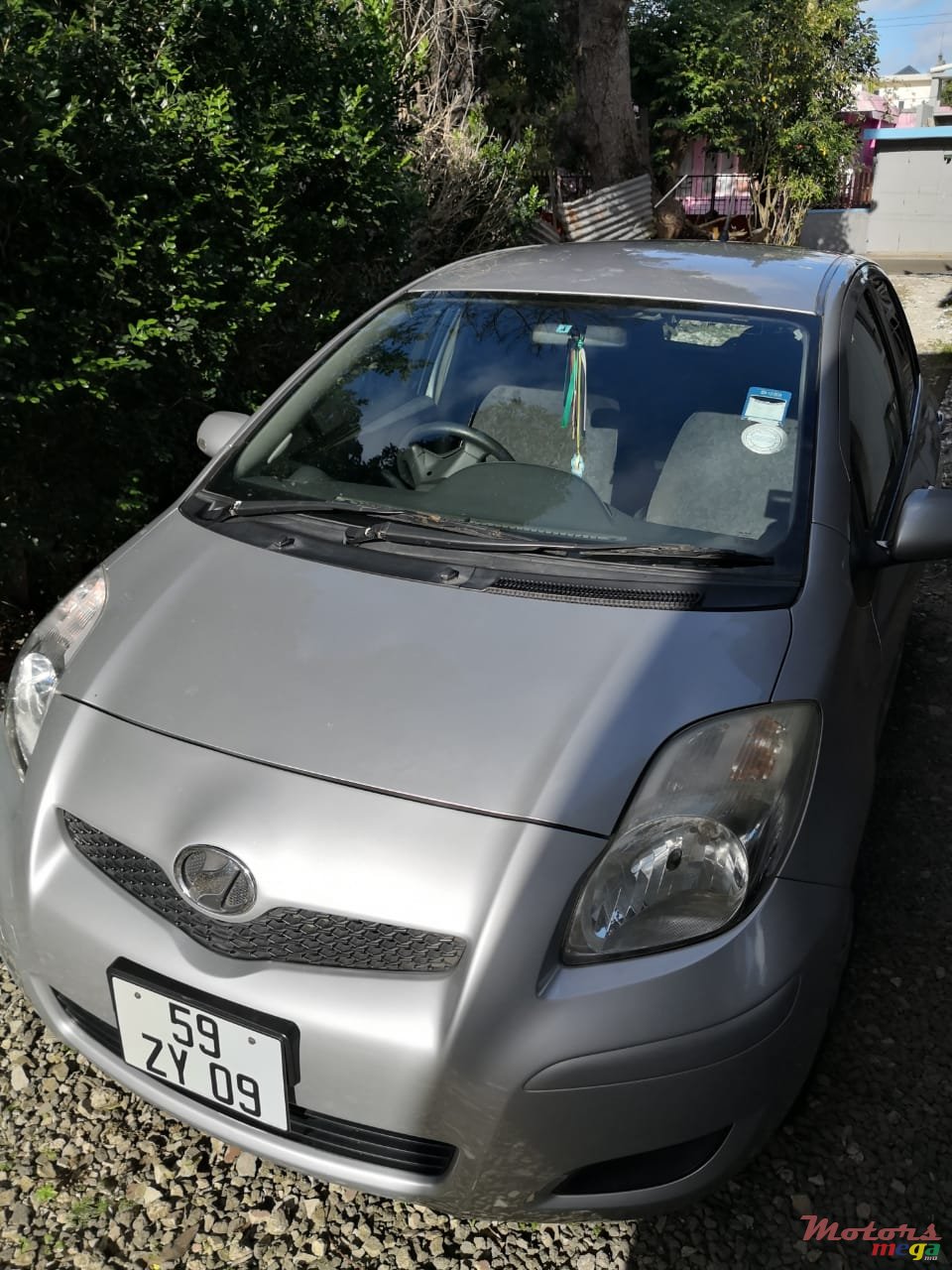 2009' Toyota Vitz photo #1