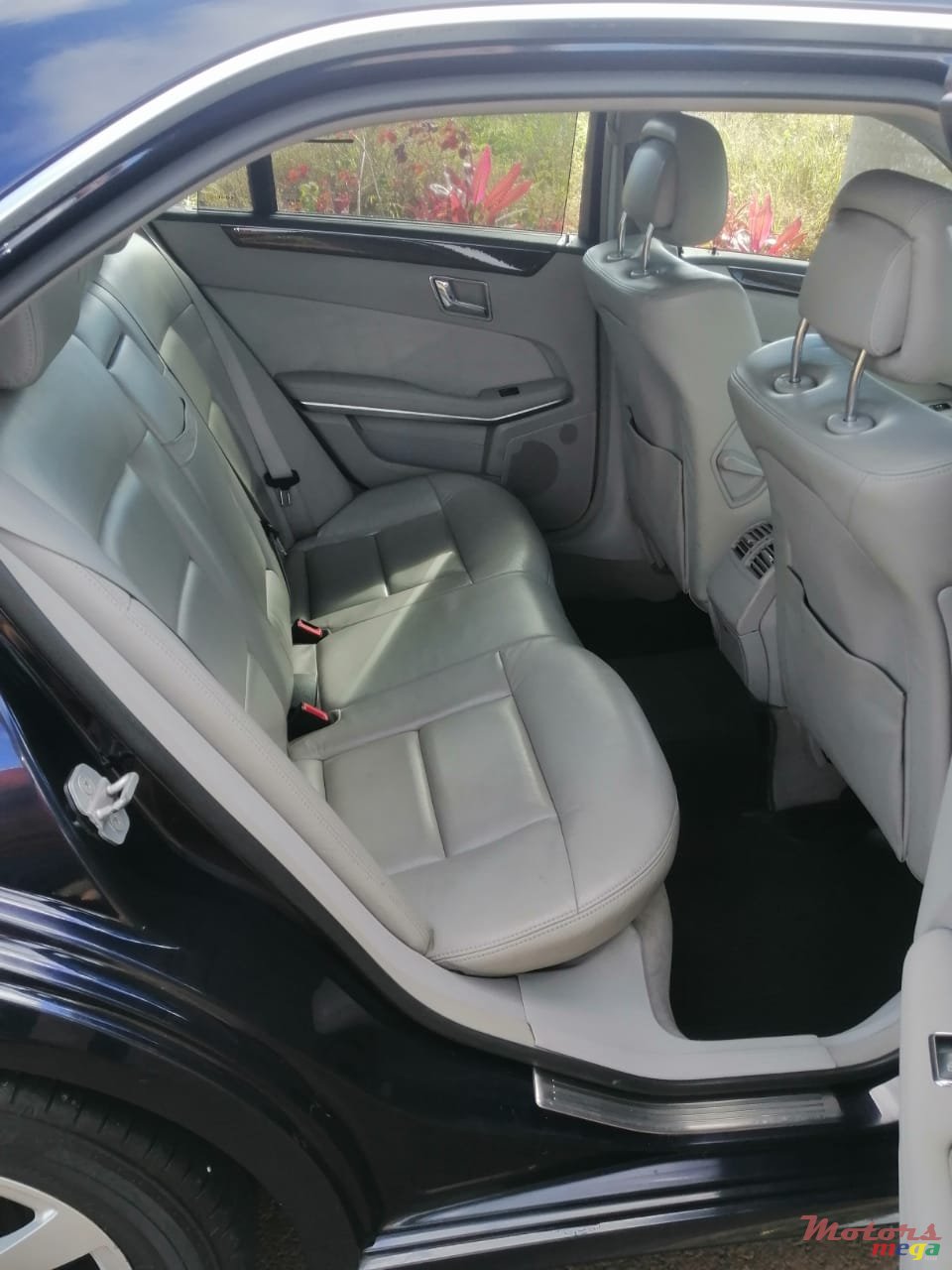 2010' Mercedes-Benz E-Class photo #3