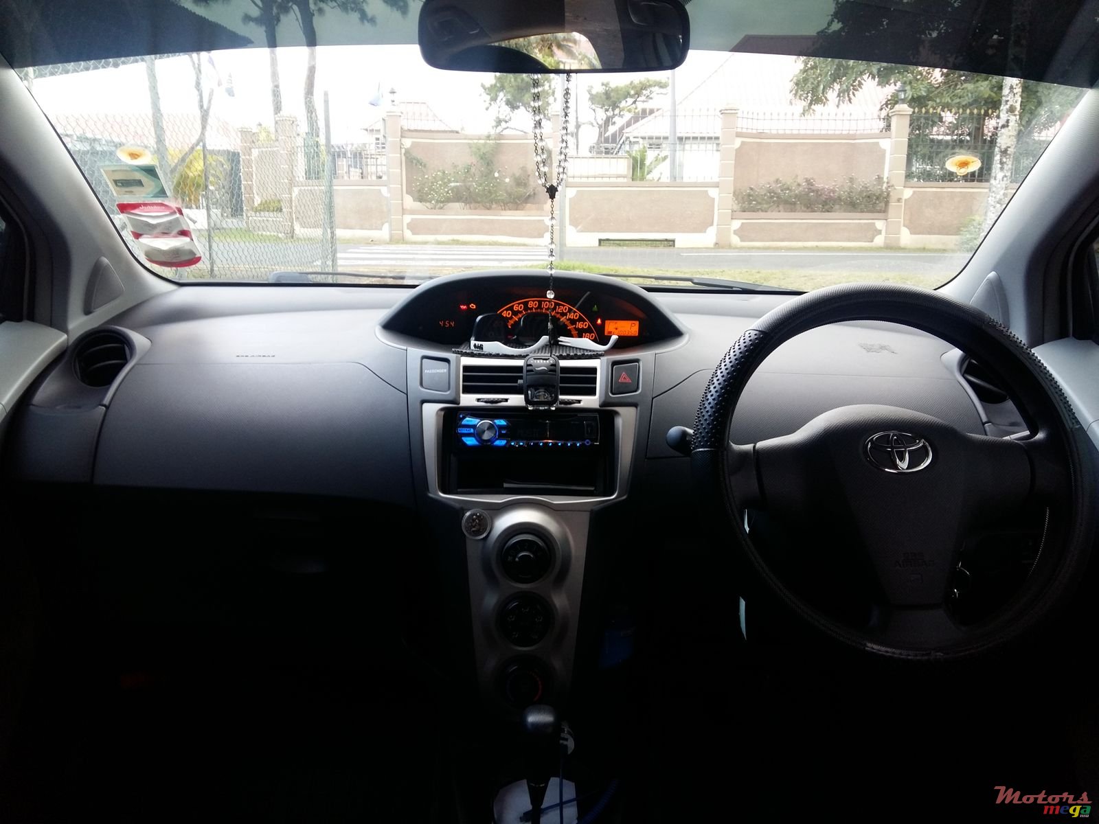 2010' Toyota Vitz photo #1