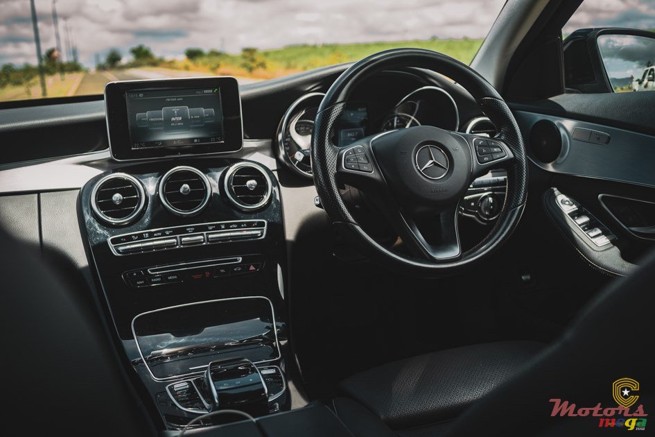 2016' Mercedes-Benz 300 photo #7