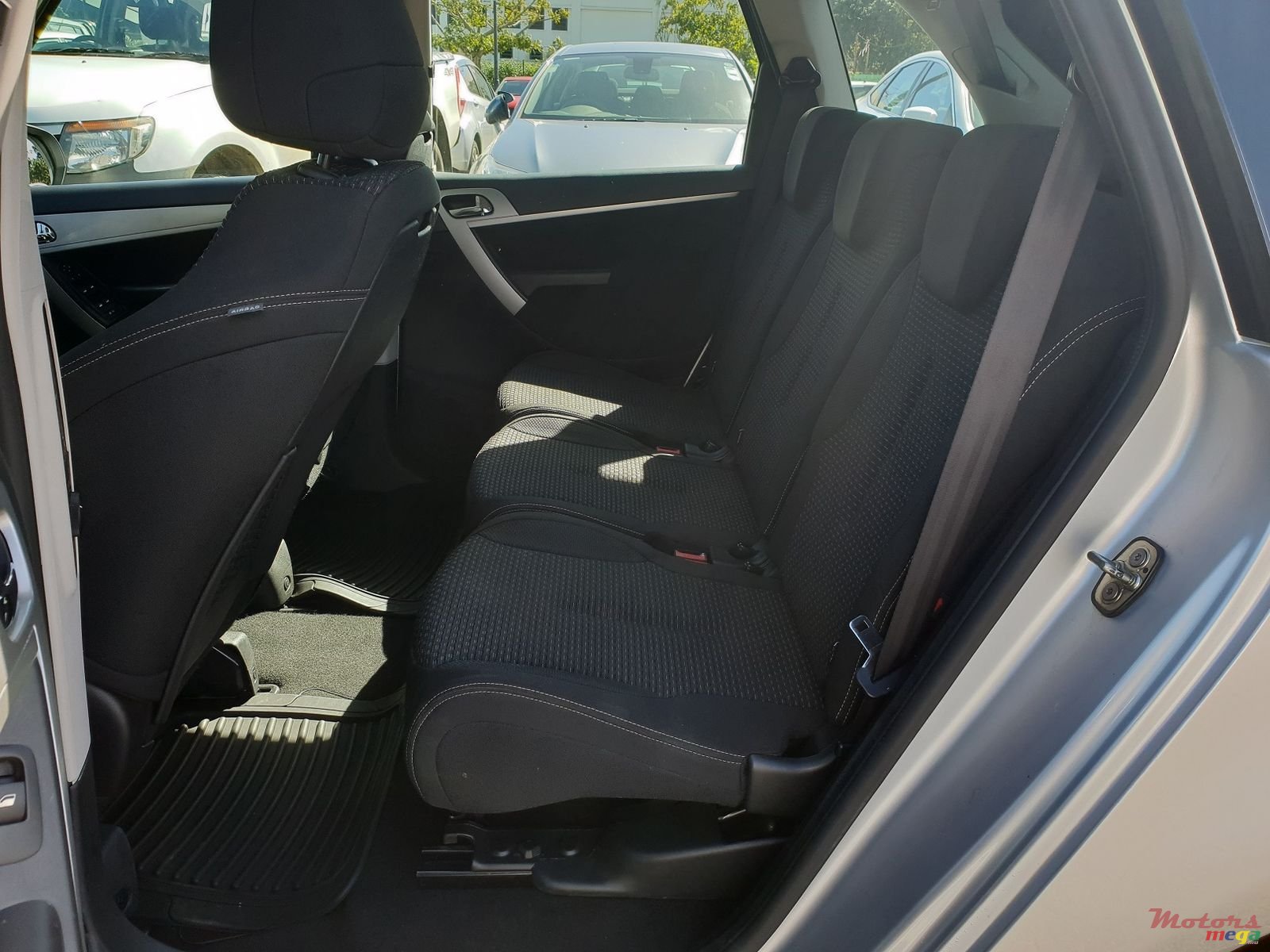 2012' Citroen C4 Picasso photo #3