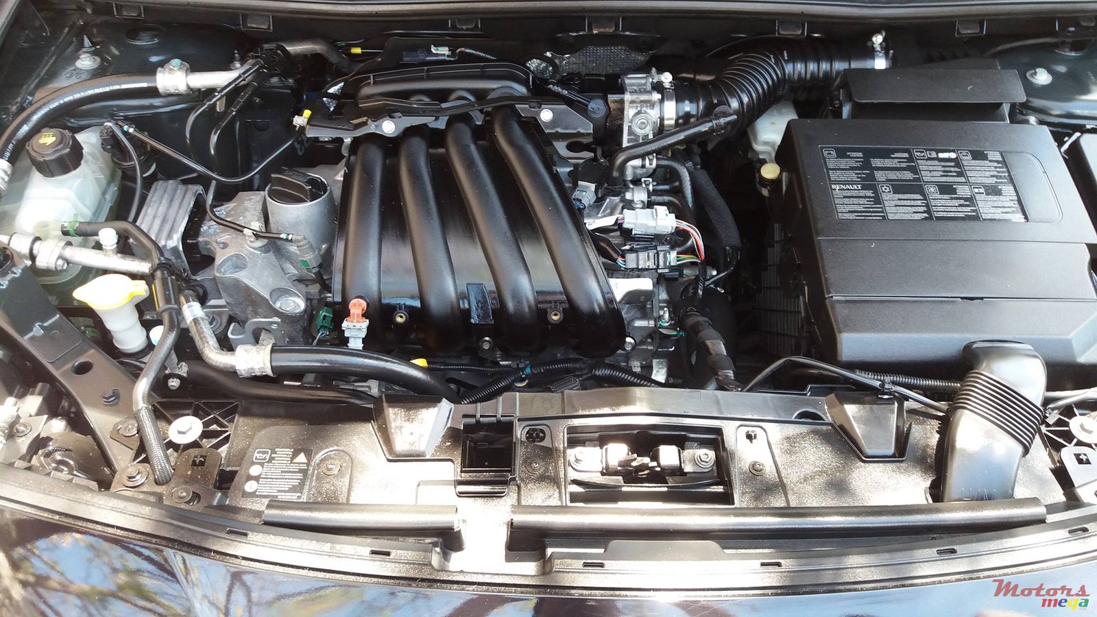 2011' Renault Fluence photo #5