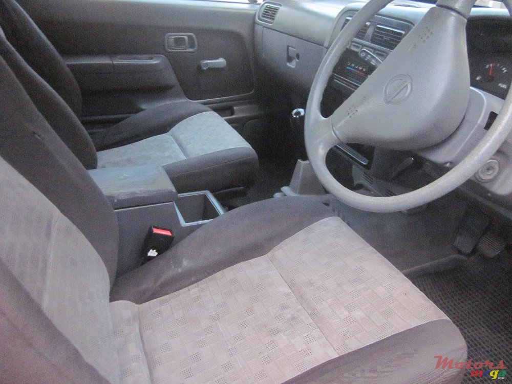 2005' Nissan Hardbody 2.7 D photo #4