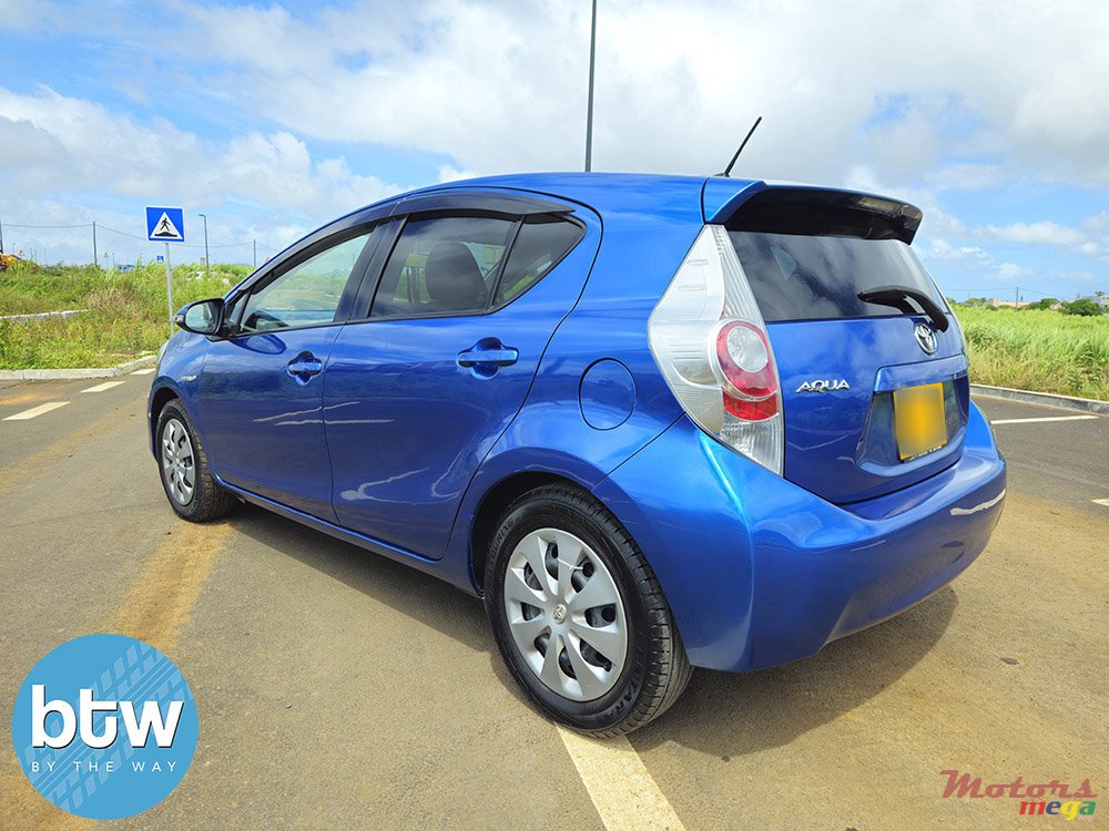 2013' Toyota Aqua photo #3