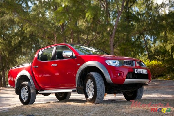 2013' Mitsubishi L 200 photo #1