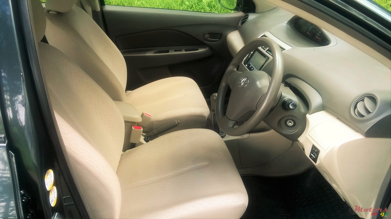 2012' Toyota Yaris Sedan 1.3 photo #2