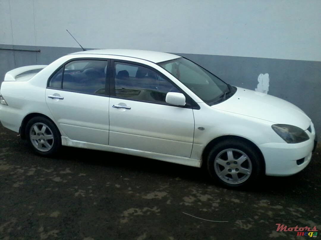 2006' Mitsubishi Lancer photo #2