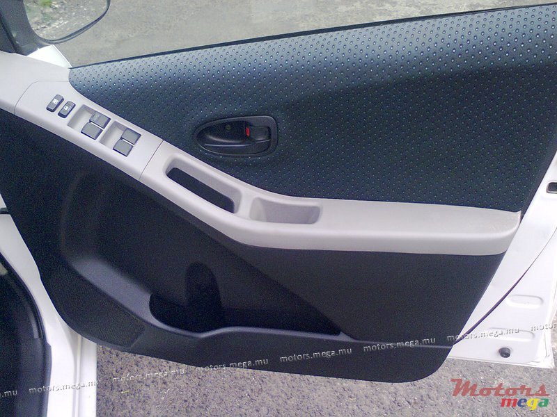 2005' Toyota Vitz photo #5