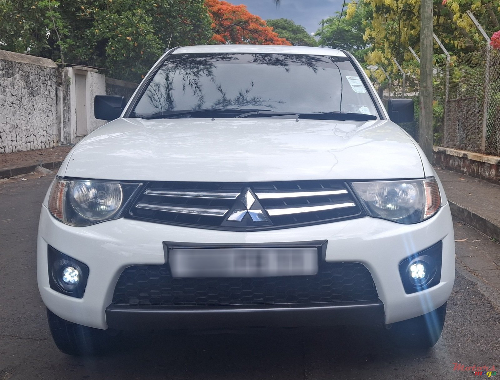 2011' Mitsubishi L200 photo #2