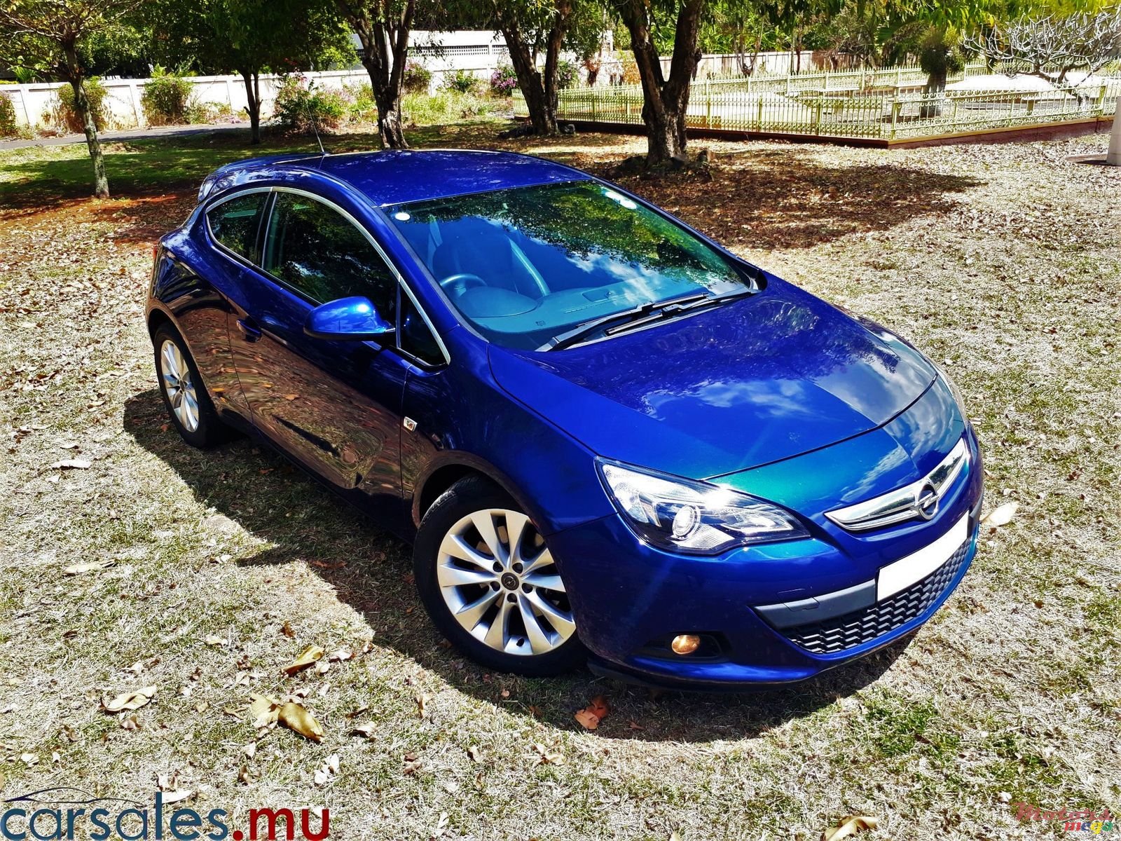 2014' Opel Astra GTC photo #2
