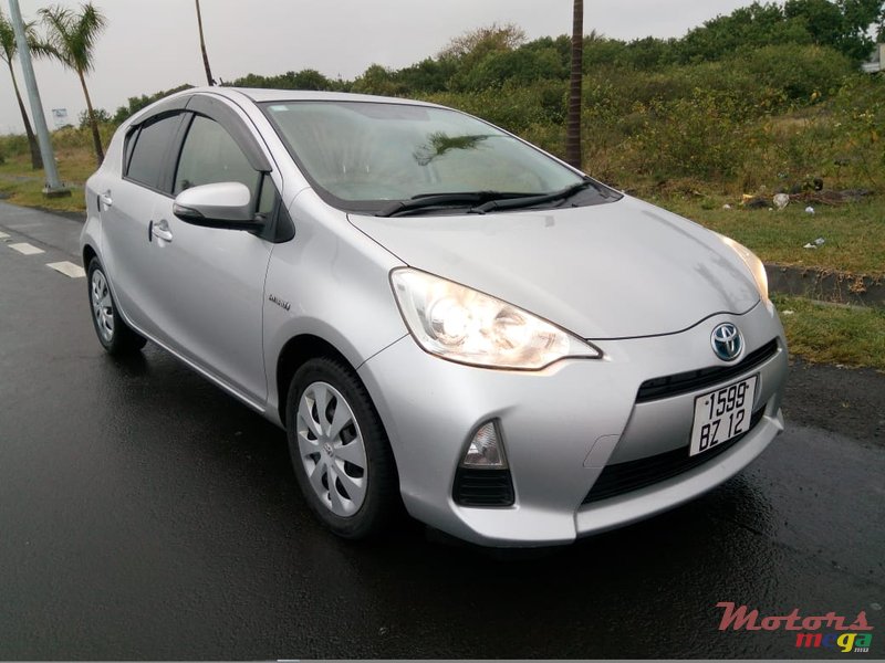 2012' Toyota Aqua Hybrid photo #3