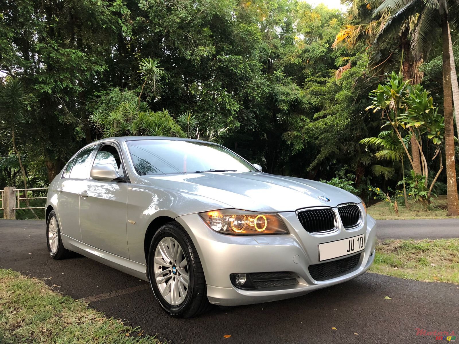 2010' BMW 320i photo #1