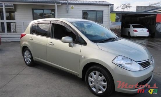 2005' Nissan Tiida photo #1