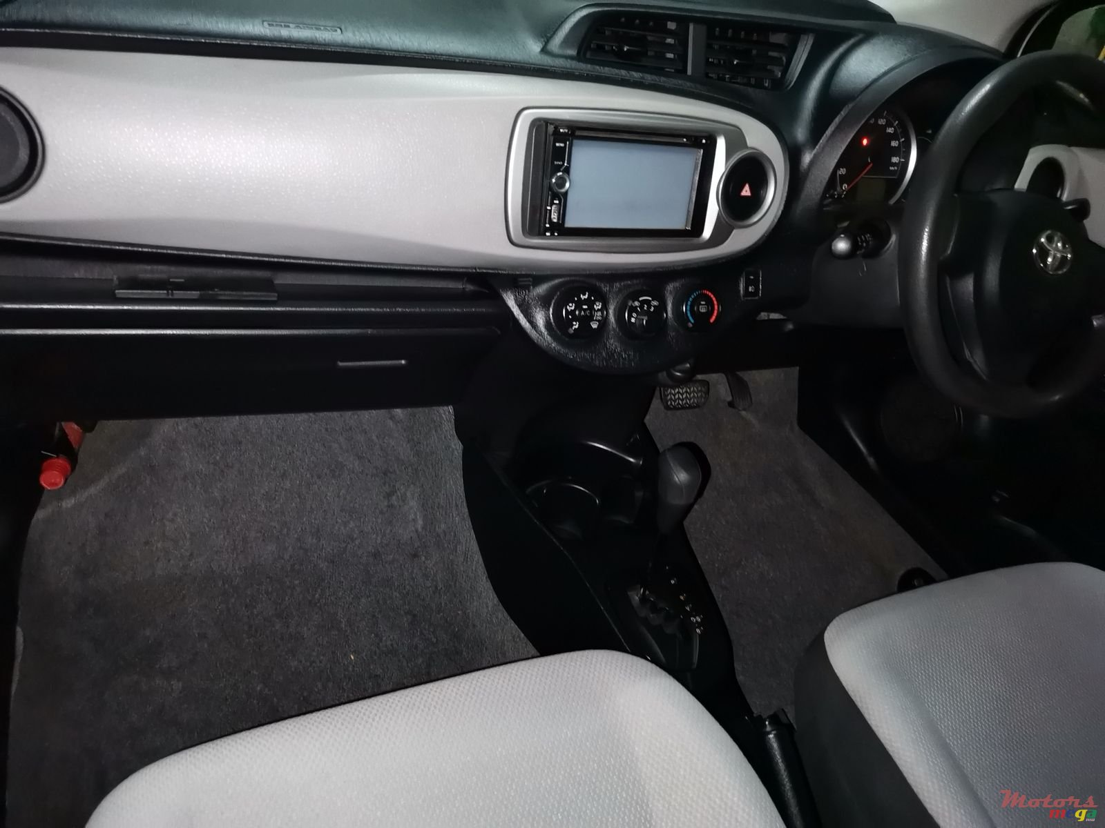 2012' Toyota Vitz photo #2