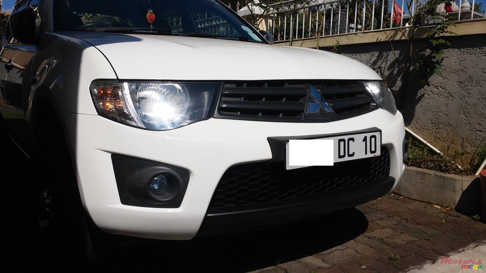 2010' Mitsubishi L 200 photo #1