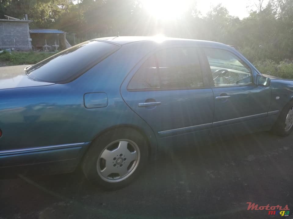 1998' Mercedes-Benz 230E photo #3