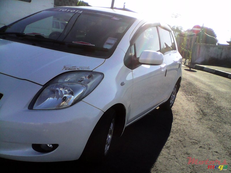 2007' Toyota Vitz photo #2