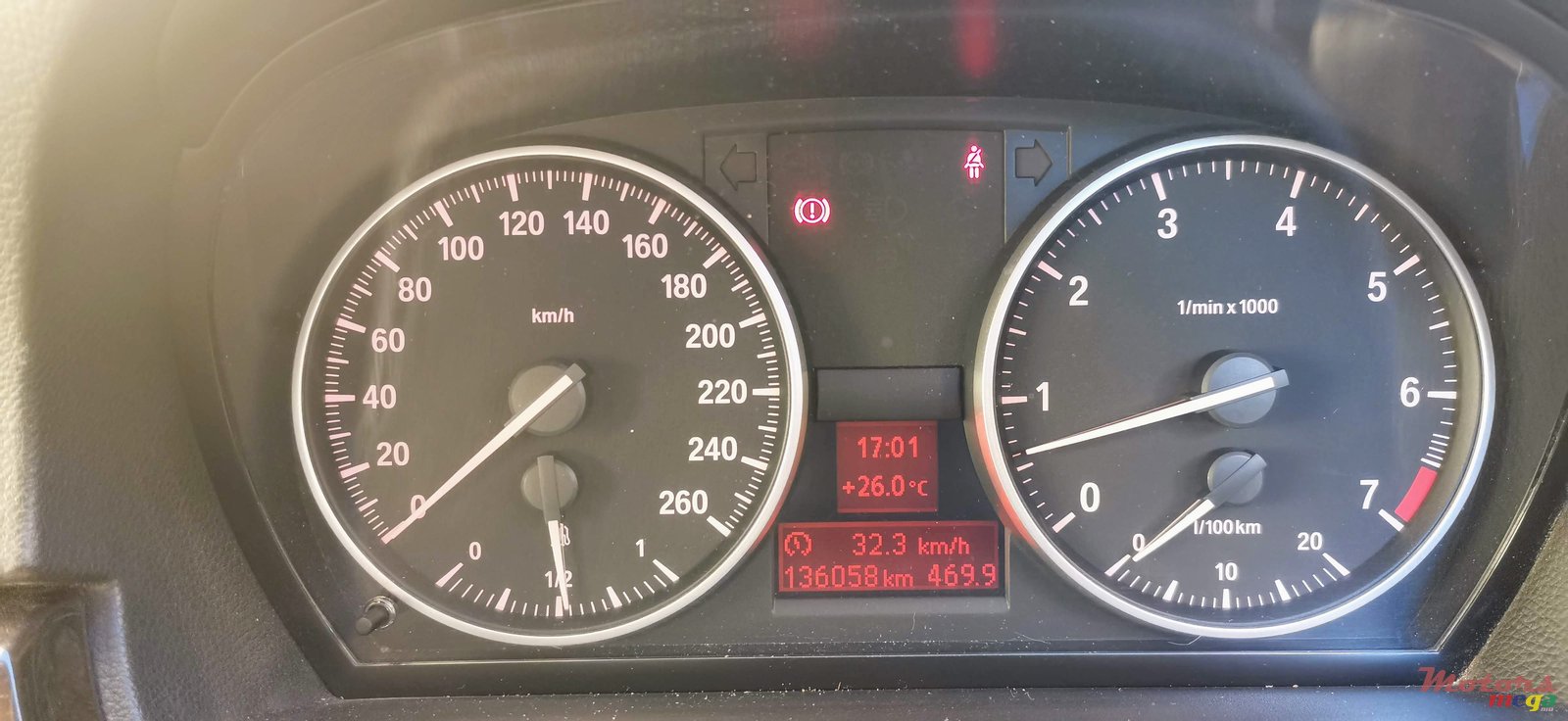 2011' BMW 3 Series 320i photo #5