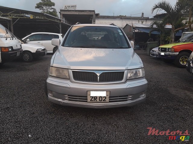 2002' Mitsubishi Chariot Wagon photo #2