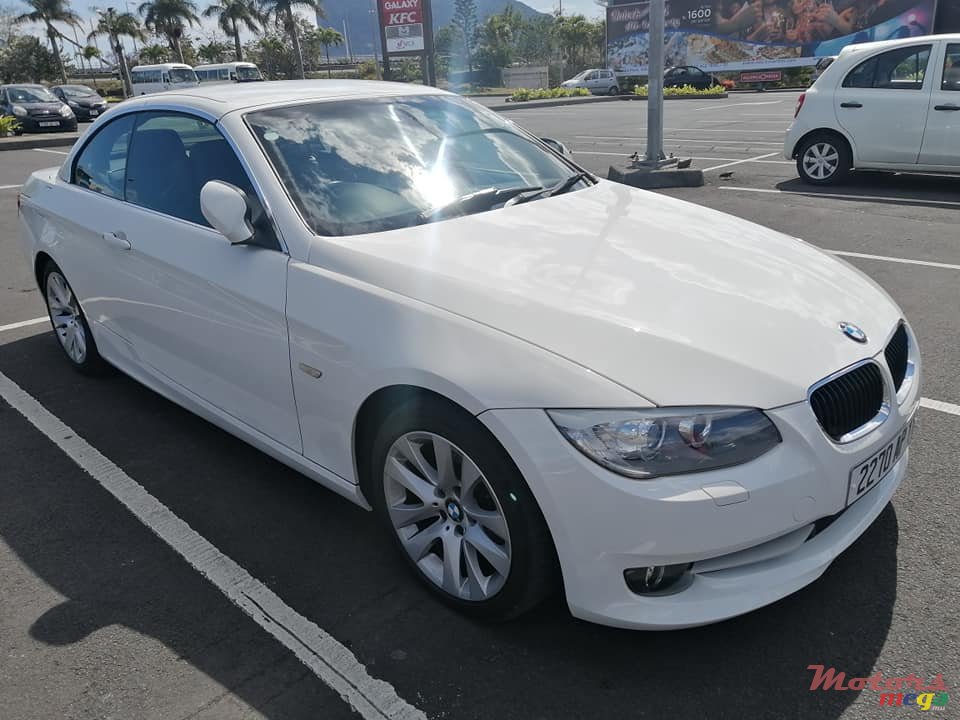 2011' BMW 3 Series Convertible photo #3