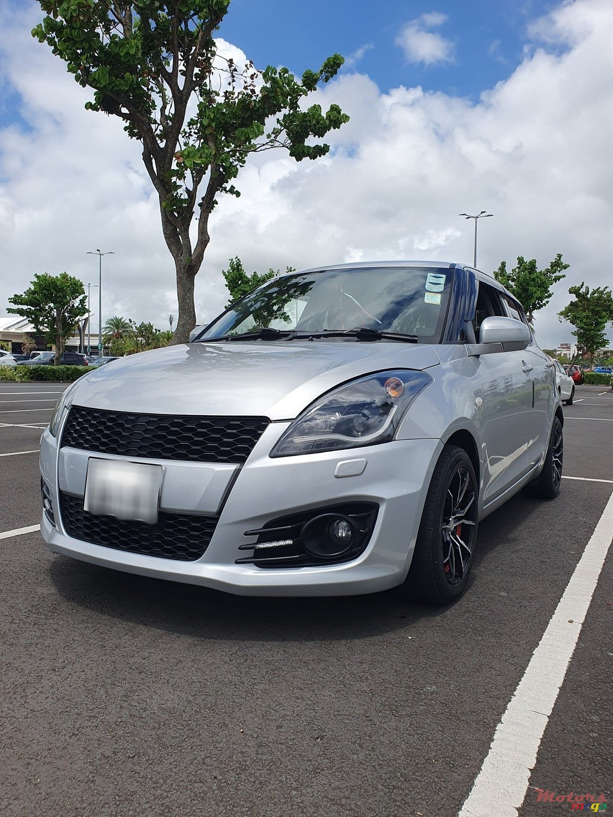 2013' Suzuki Swift ZC72S photo #2