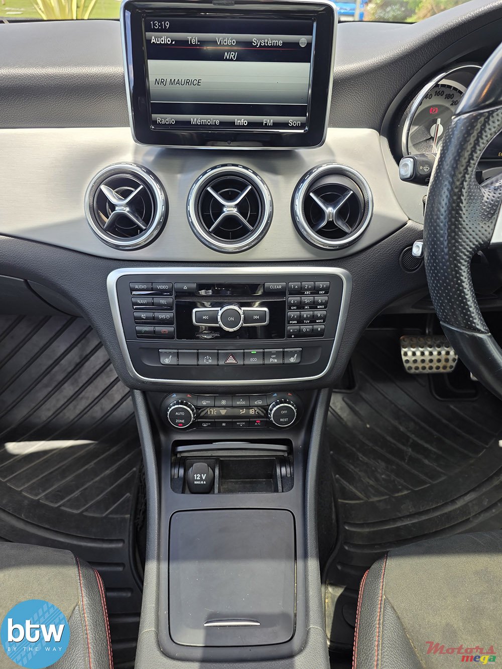 2014' Mercedes-Benz GLA 180 AMG photo #6