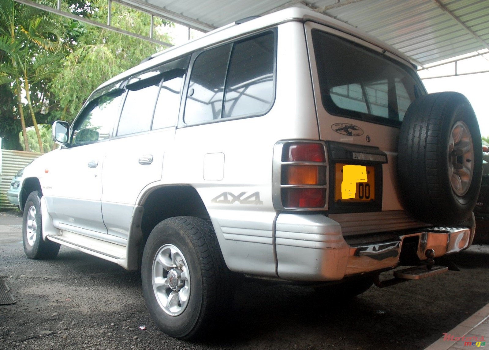 2000' Mitsubishi Pajero 4X4 photo #2