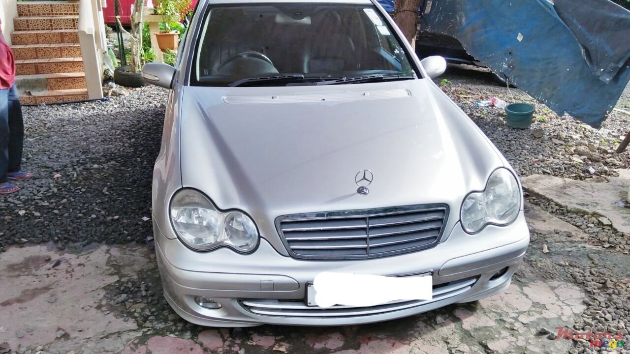 2005' Mercedes-Benz 220 C220 CDI photo #3