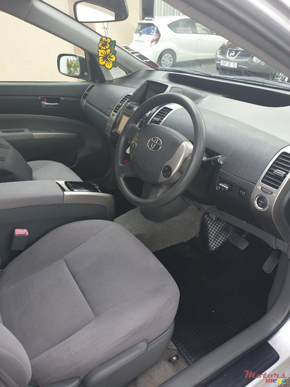 2012' Toyota Prius photo #3