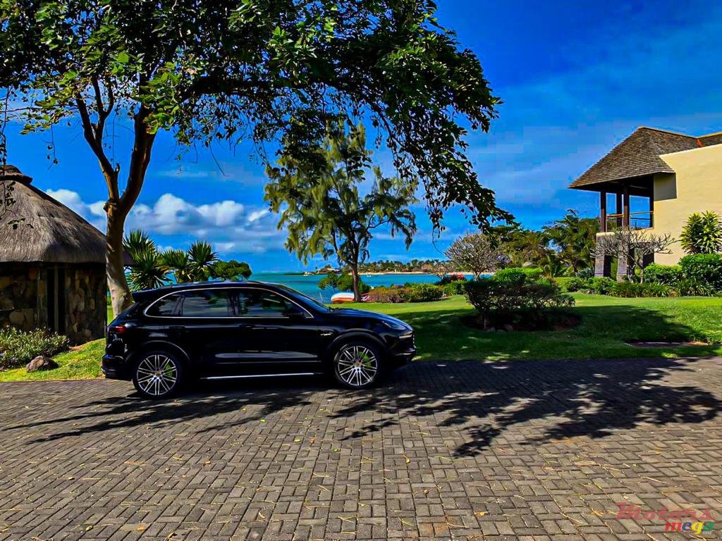 2015' Porsche Cayenne S E-hybrid photo #3