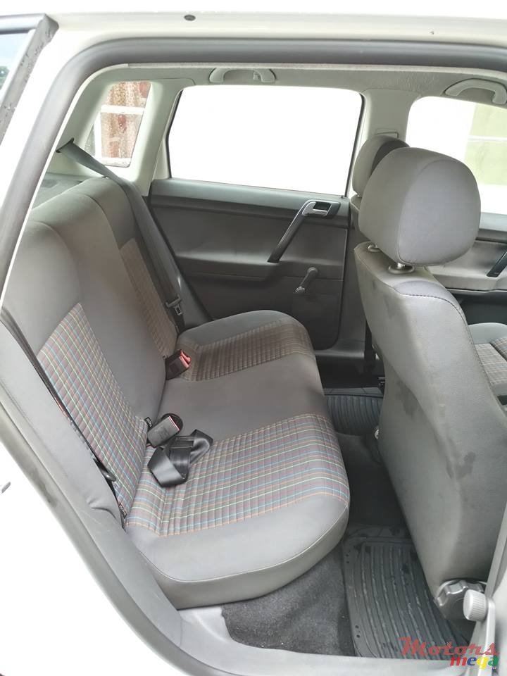 2009' Volkswagen Polo photo #6