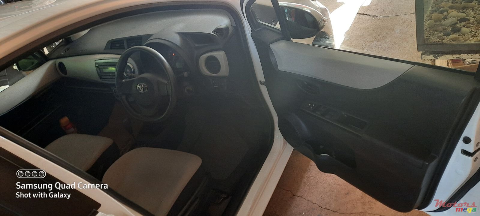 2011' Toyota Vitz 1328cc photo #5