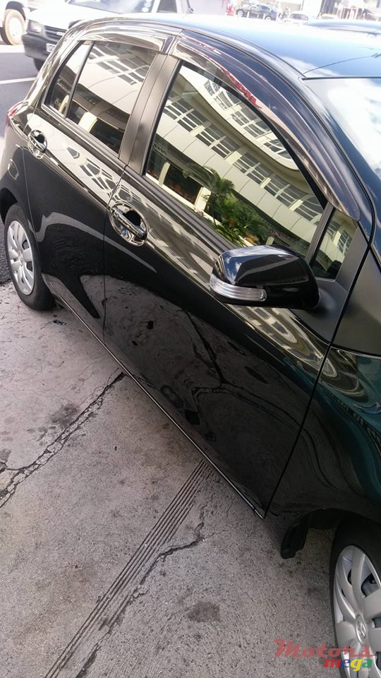 2009' Toyota Vitz photo #2