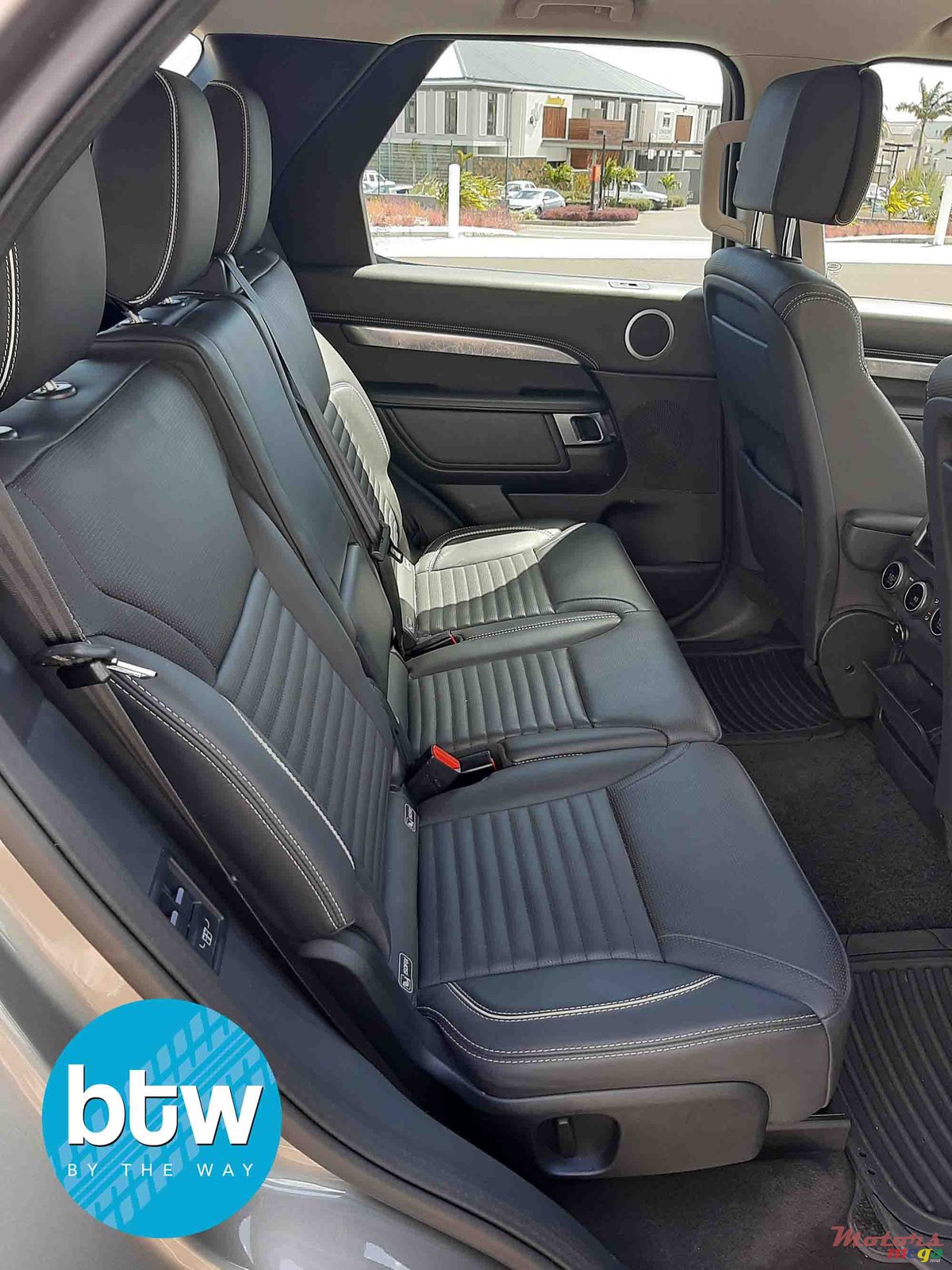 2017' Land Rover Discovery photo #4