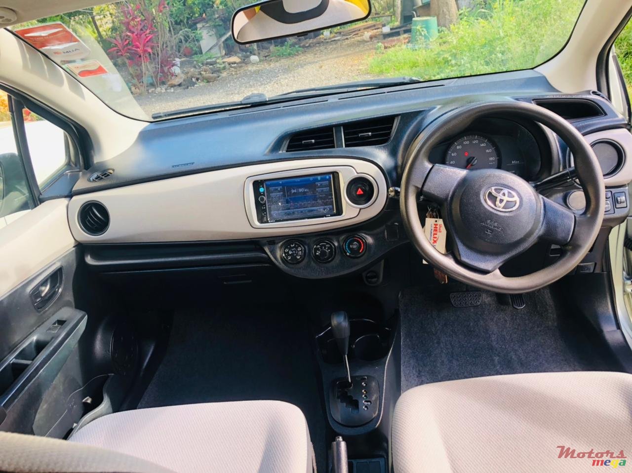 2011' Toyota Vitz photo #5