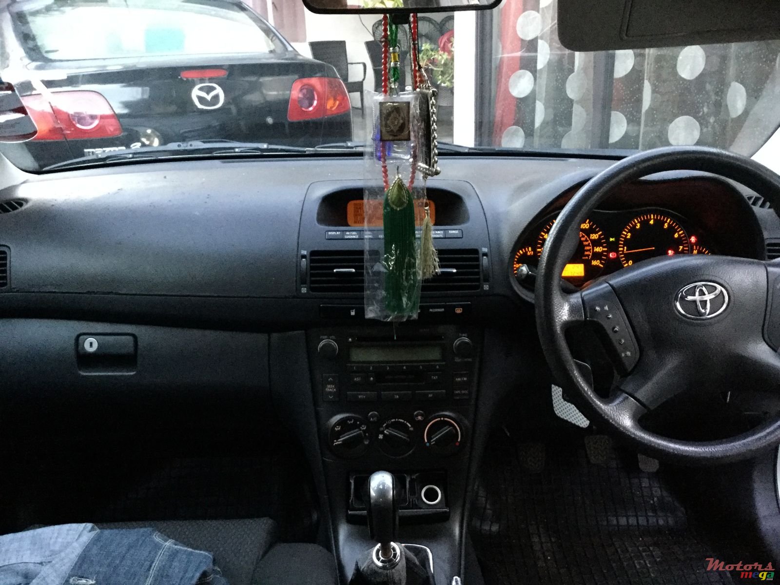 2004' Toyota Avensis photo #3