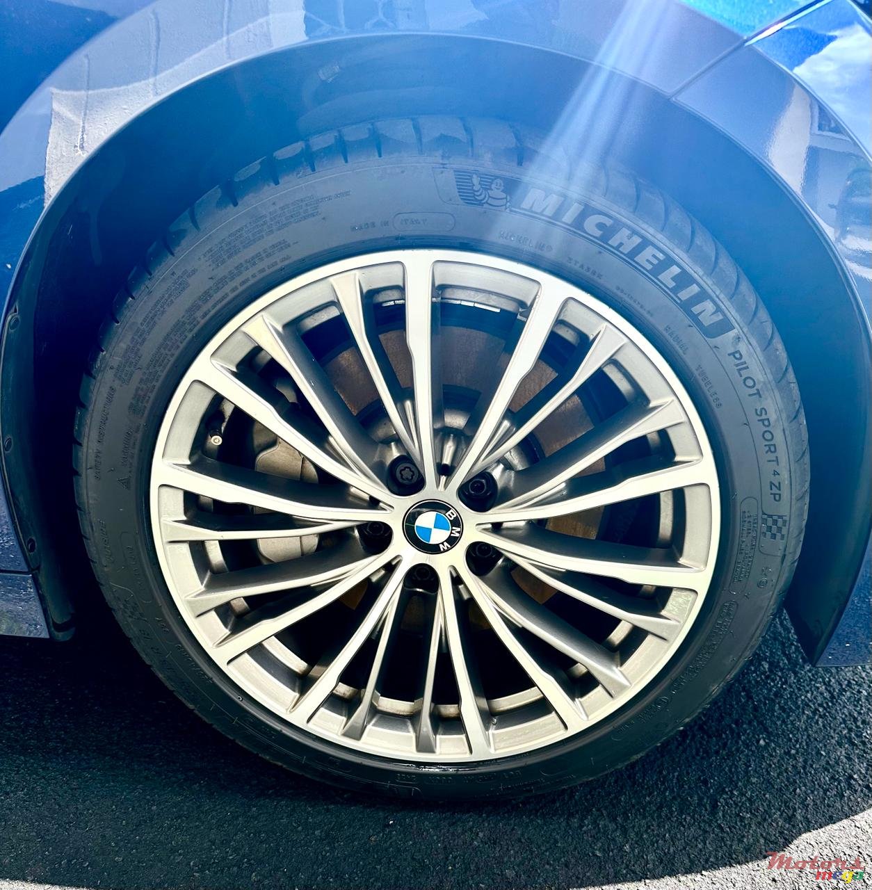 2019' BMW 330 330i photo #6