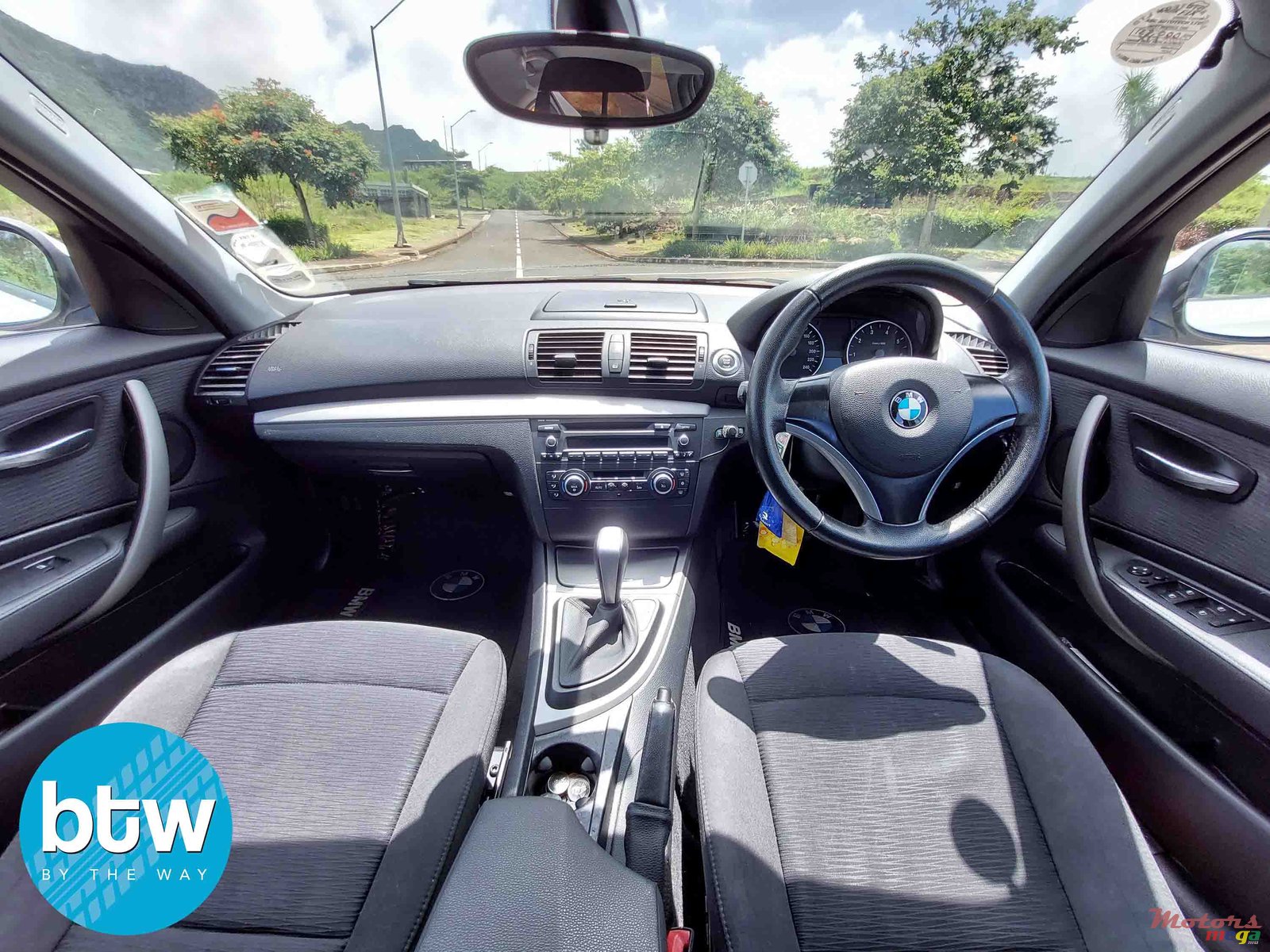 2011' BMW 1 Series photo #6