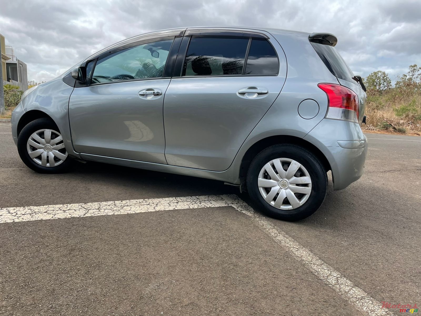 2010' Toyota Vitz photo #2