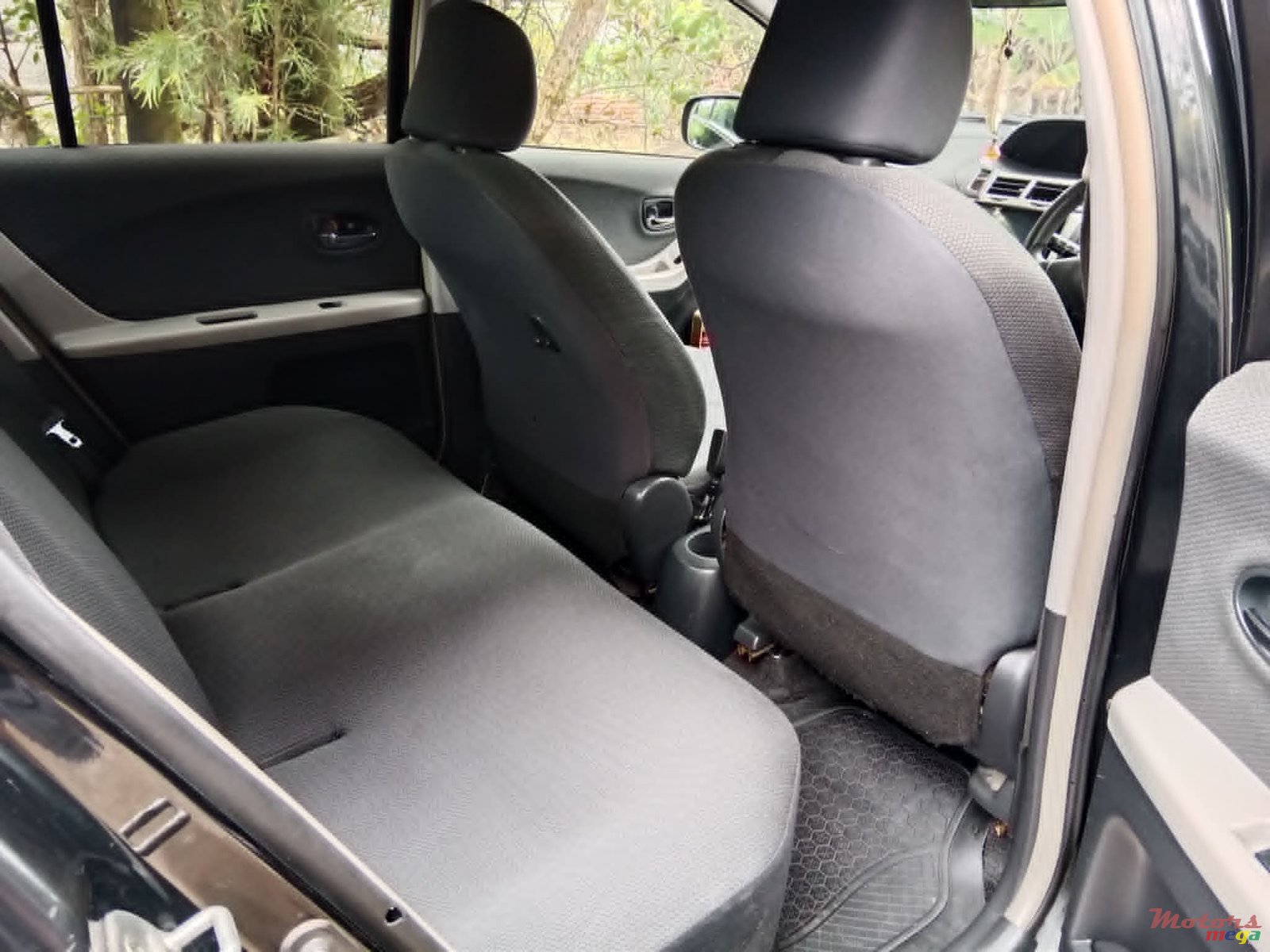 2009' Toyota Vitz AUTOMATIC GEAR photo #5