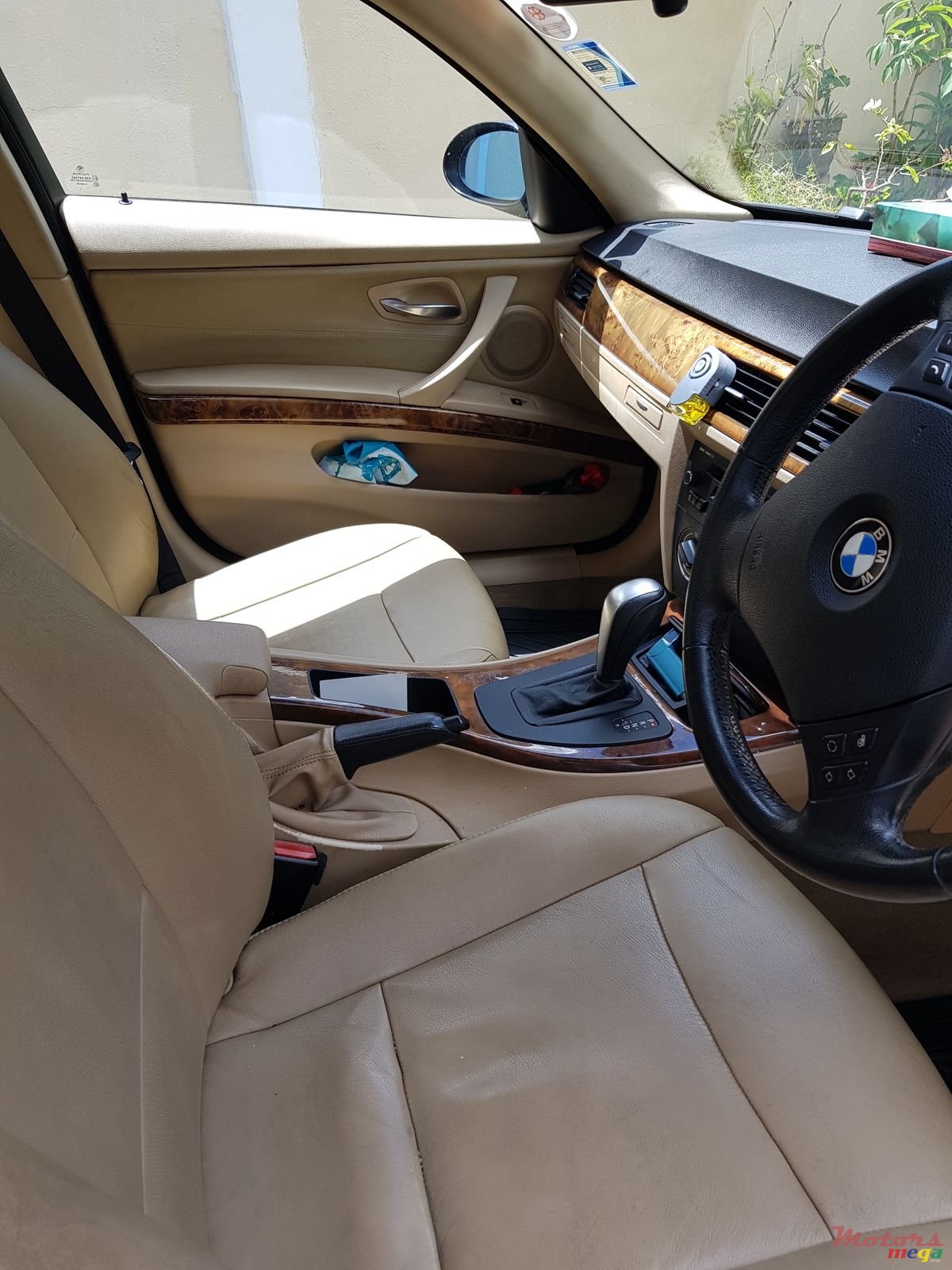 2008' BMW 320 320i photo #3