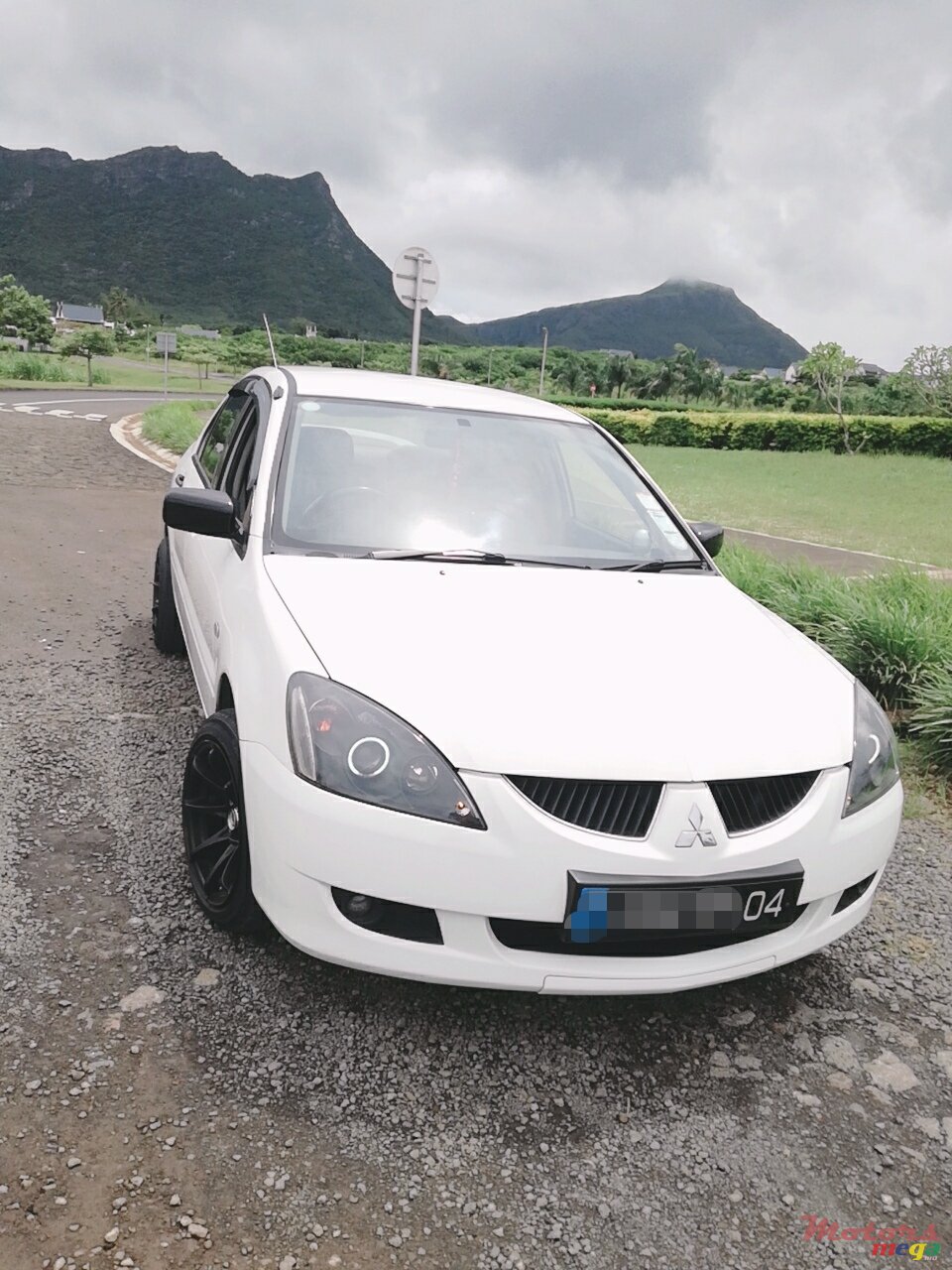 2004' Mitsubishi Lancer photo #2
