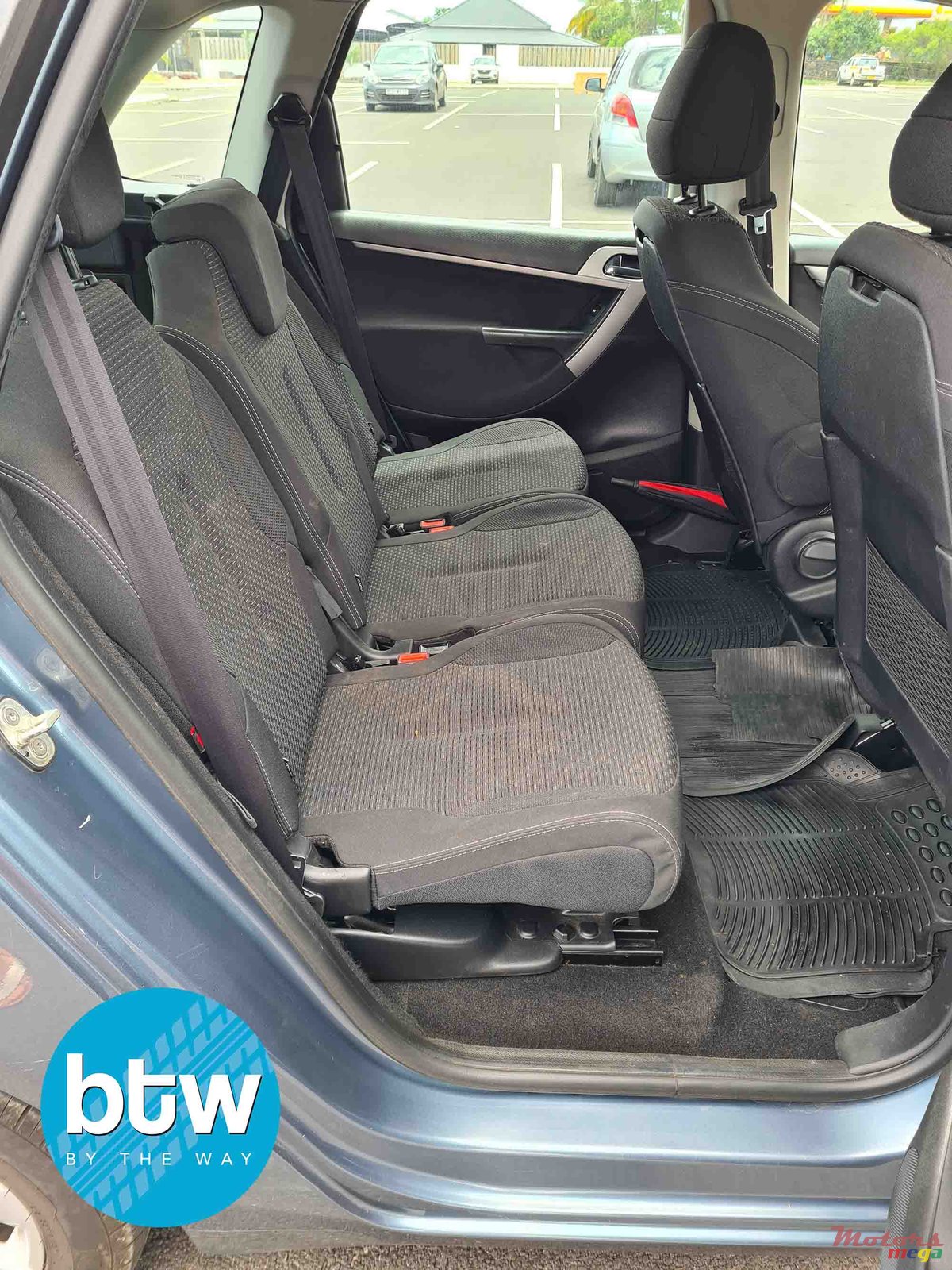 2011' Citroen C4 Picasso photo #4